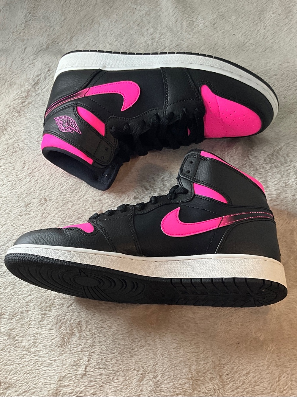 Nike Air Jordan 1 Retro High “Black Hyper Pink” Sneakers-Size 6Y - Picture 6 of 13